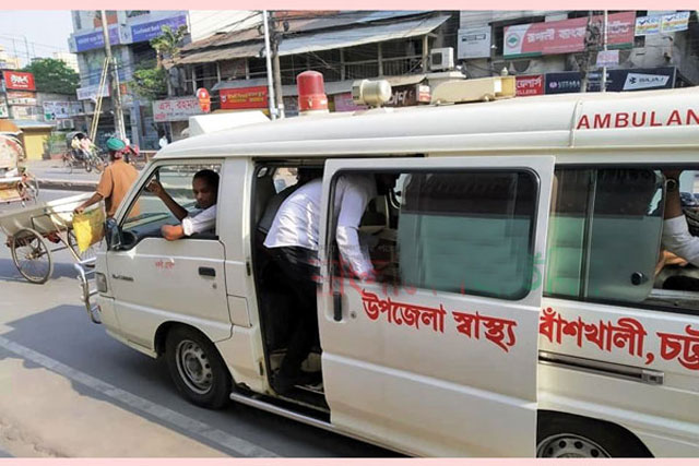 লকডাউনে সরকারি অ্যাম্বুলেন্সে যাত্রী পরিবহন!