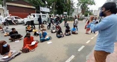 শিক্ষাপ্রতিষ্ঠান খুলে দেওয়ার দাবিতে সিলেটে আন্দোলনে শিক্ষার্থীরা, রাস্তায় বসে ক্লাস